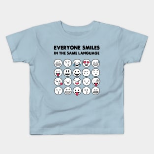 Everyone smiles in the same language Kids T-Shirt